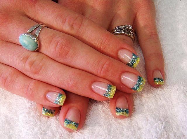รูปภาพ:http://likeimage.com/images/lovely-nails/7460-blue-daisies-gel-nail-design.jpg