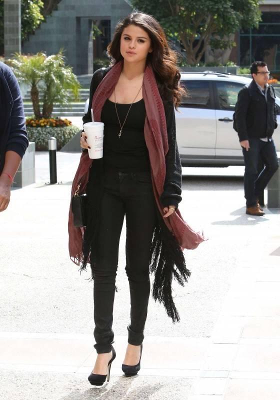 รูปภาพ:http://www.gotceleb.com/wp-content/uploads/celebrities/selena-gomez/in-leather-pants-out-in-la/Selena-Gomez-out-in-LA--04-560x800.jpg