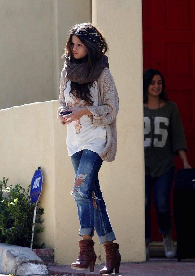 รูปภาพ:http://glamradar.com/wp-content/uploads/2015/02/selena-gomez-cuffed-jeans.jpg