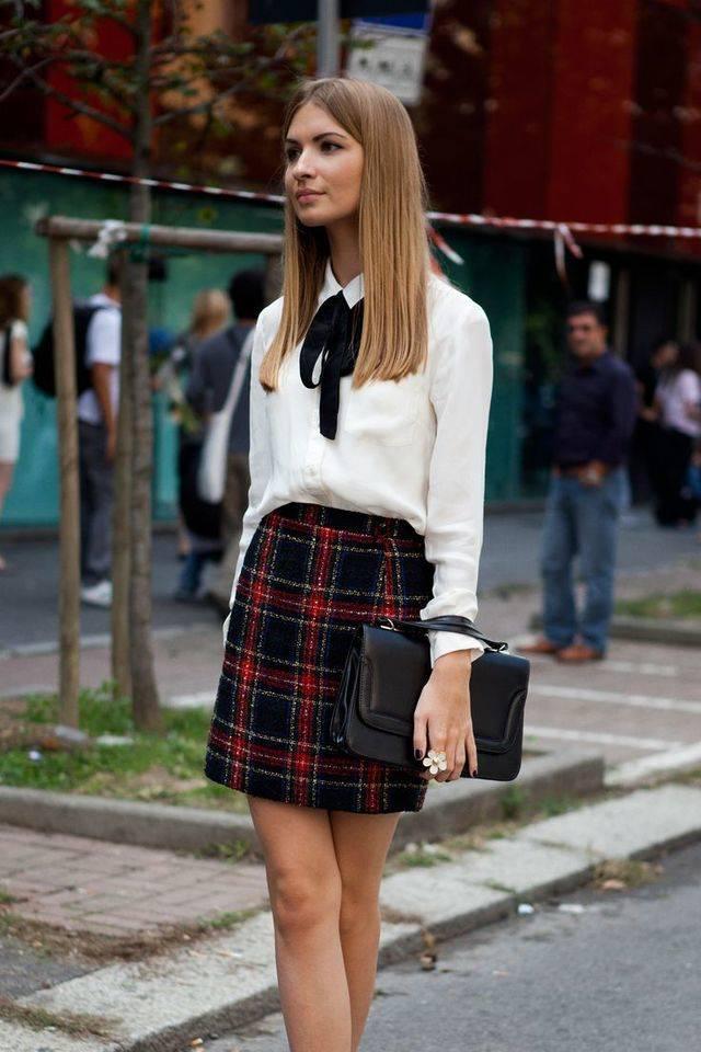 รูปภาพ:http://glamradar.com/wp-content/uploads/2015/09/pussy-bow-on-white-shirt-and-plaid-skirt.jpg