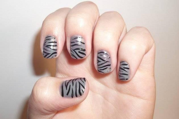 รูปภาพ:http://fashionsy.com/wp-content/uploads/2015/01/nail-art-gray-striped-nail-art-nail-art-1600x1065-630x419.jpg