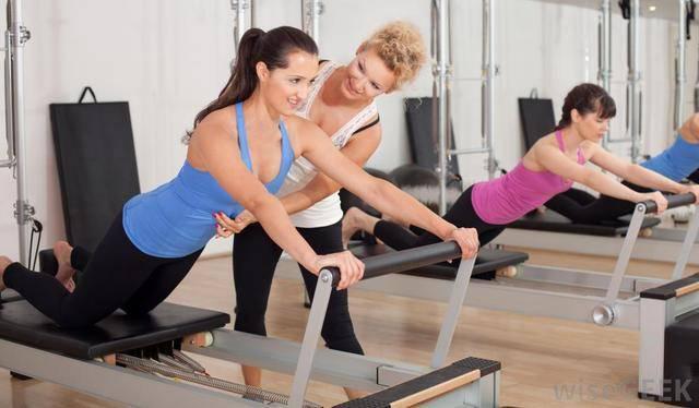 รูปภาพ:http://images.wisegeek.com/woman-exercising-in-gym-with-trainer.jpg