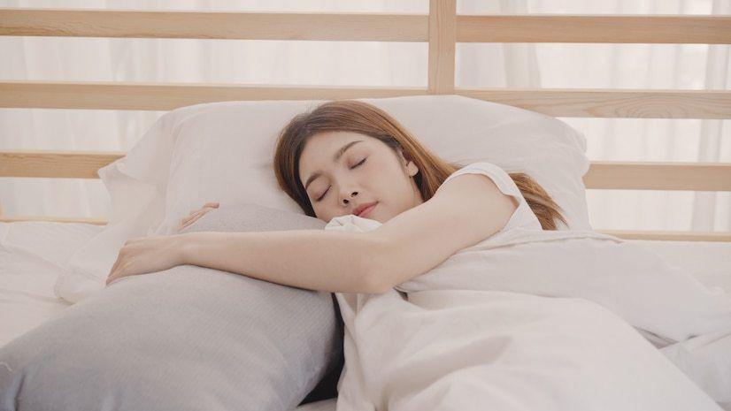 รูปภาพ:https://image.freepik.com/free-photo/asian-woman-dreaming-while-sleeping-bed-bedroom_7861-1073.jpg?w=826