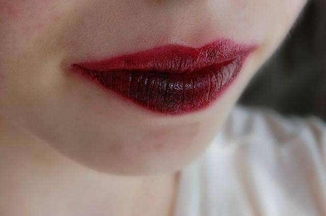 รูปภาพ:http://4.bp.blogspot.com/-elRhwoDTAmg/UpdyJilJtJI/AAAAAAAAGSc/R7viImmu6rQ/s1600/black+cherry+lipstick.JPG