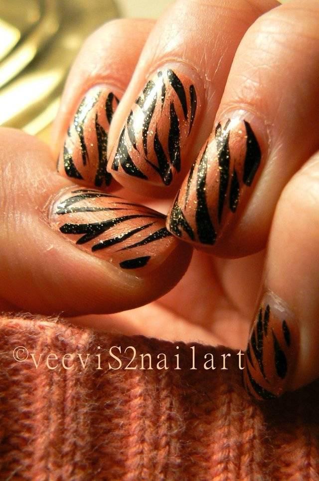 รูปภาพ:http://pre03.deviantart.net/1a6b/th/pre/i/2010/095/1/f/tiger_design_in_coral_by_veevis2.jpg