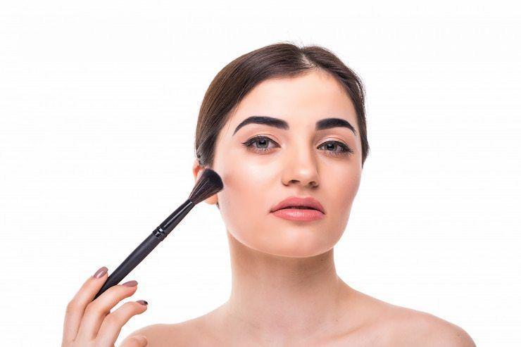 รูปภาพ:https://image.freepik.com/free-photo/closeup-portrait-woman-applying-dry-cosmetic-tonal-foundation-face-using-makeup-brush_231208-114.jpg?w=740