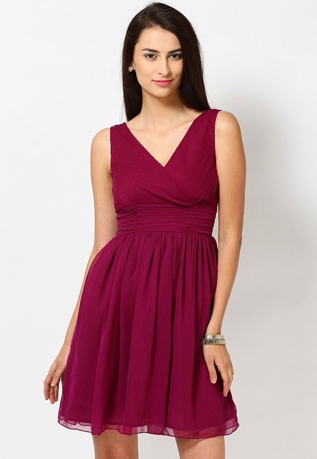 รูปภาพ:http://lassets.jabongworld.com/media/catalog/product/cache/1/image/9df78eab33525d08d6e5fb8d27136e95/s/l/sleeve-less-gathered-maroon-dress-f61939482da48869eec570d4b5ebc59e.jpg