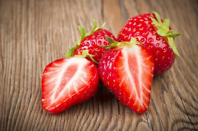 รูปภาพ:http://clearbrightskin.com/wp-content/uploads/2015/06/strawberries_on_board.jpg