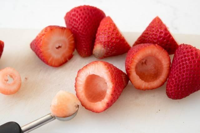 รูปภาพ:http://www.crazyforcrust.com/wp-content/uploads/2016/01/Oreo-Truffle-Dipped-Strawberries-1-of-8-640x427.jpg