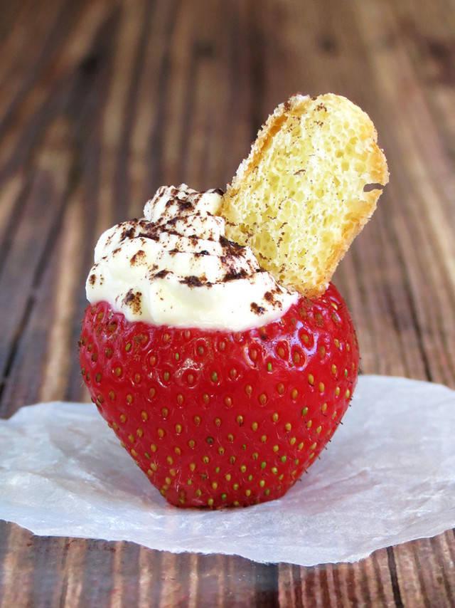รูปภาพ:http://yummyaddiction.com/wp-content/uploads/2014/06/Strawberries-Stuffed-With-Tiramisu-Filling-767x1024.jpg