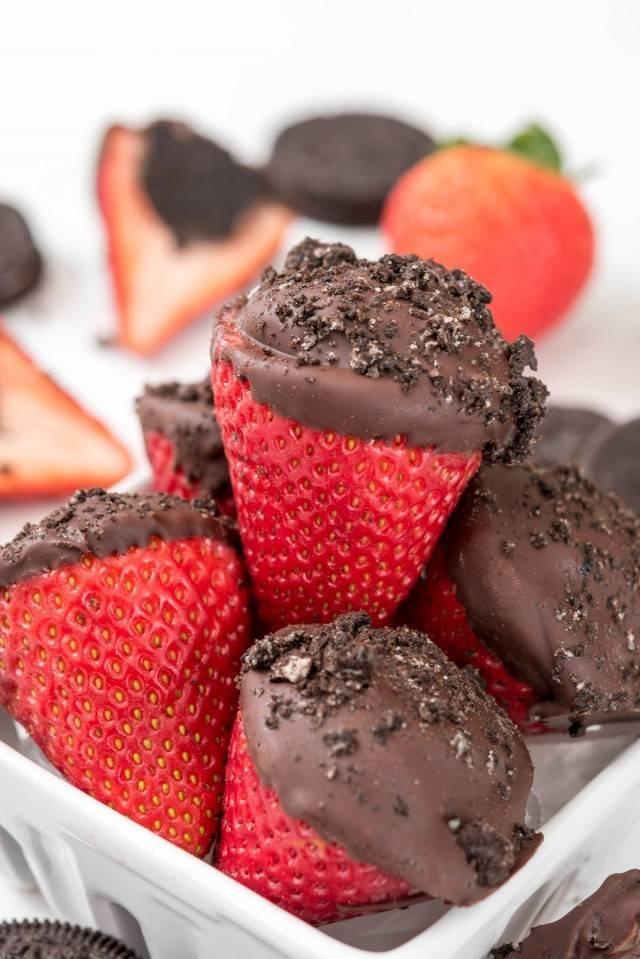 รูปภาพ:http://www.crazyforcrust.com/wp-content/uploads/2016/01/Oreo-Truffle-Dipped-Strawberries-7-of-8-640x959.jpg