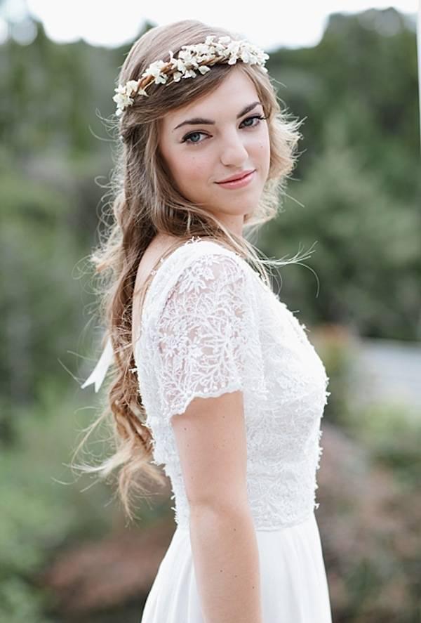 รูปภาพ:http://www.greenbrideguide.com/sites/default/files/flower-crowns-floral-crowns-wedding-hairstyle-ideas-rustic-white-flower-crown.jpg