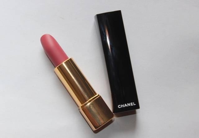 รูปภาพ:http://www.bbeautilicious.com/wp-content/uploads/2016/03/Chanel-La-Raffinee-35-Rouge-Allure-Velvet-Lipstick-Review-Swatches-Photos.jpg