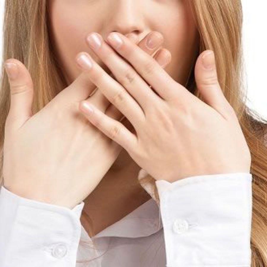 ภาพประกอบบทความ ปากหอมสดชื่น เสริมบุคลิกให้มั่น ! รวม 5 วิธีลดกลิ่นปาก “ มีกลิ่นปากแก้ยังไงดี? “ 👄✨