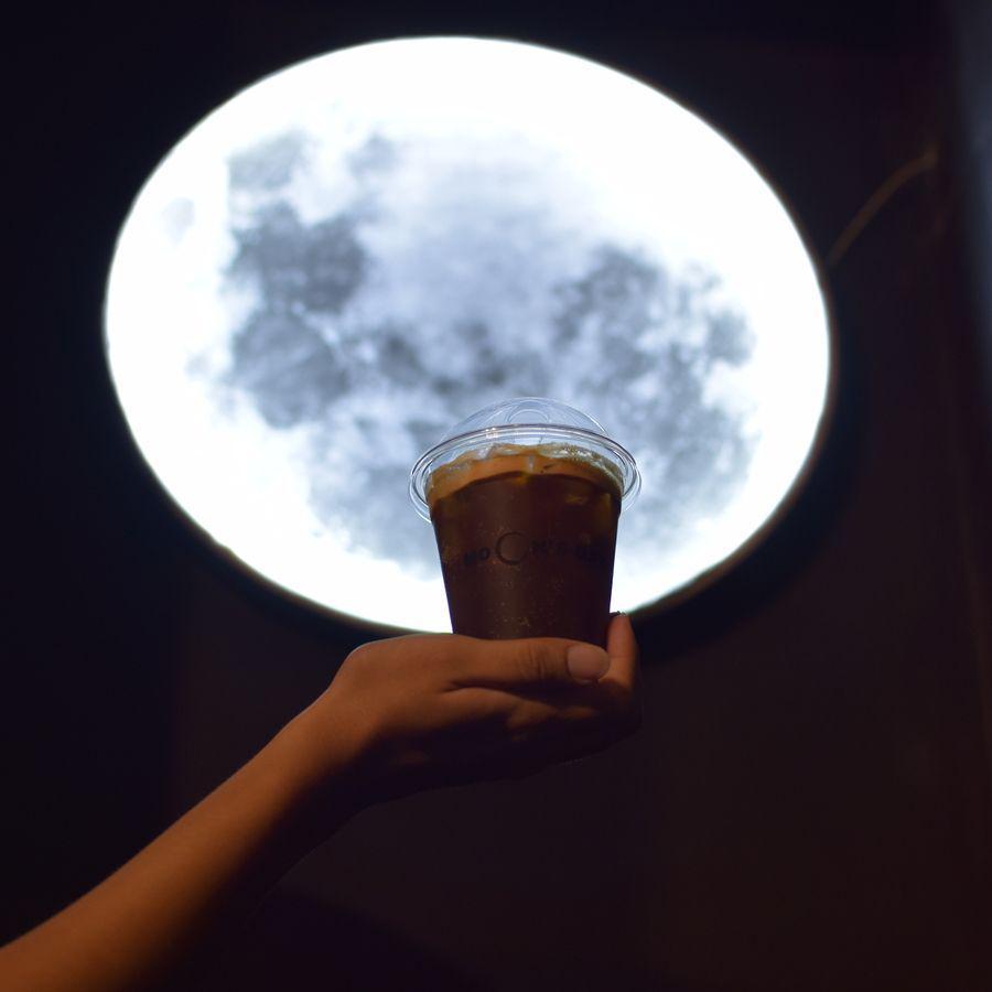 ตัวอย่าง ภาพหน้าปก:ตามหาดวงจันทร์ที่ Moon's Day Cafe 