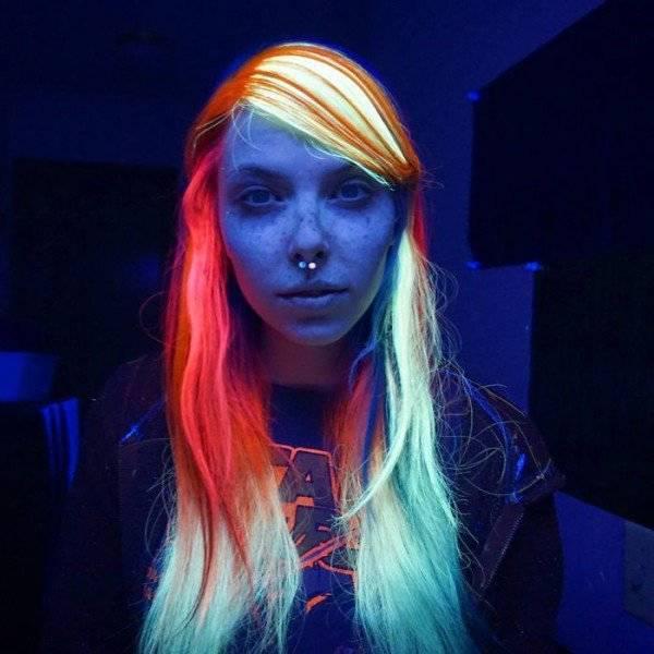 รูปภาพ:http://fakka.nl/wp-content/uploads/2016/01/glow-in-the-dark-hair-dye2-600x600.jpg