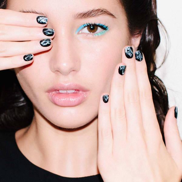 รูปภาพ:http://thezoereport.com/wp-content/uploads/2015/09/nail-art-trends-spring-20-600x600.jpg