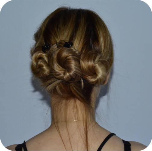 รูปภาพ:http://penelopesoasis.com/wp-content/uploads/2012/05/beautiful-loose-triple-bun-updo.jpg