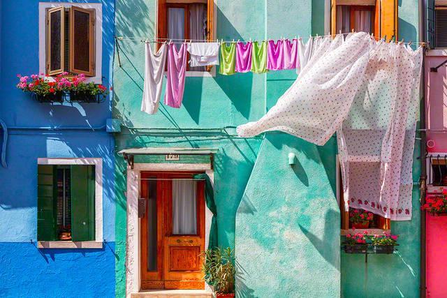 รูปภาพ:http://jimnilsen.com/wp-content/uploads/2013/11/burano-italy-colorful-houses-laundry-658.jpg