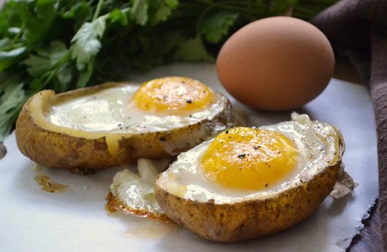 รูปภาพ:http://a.dilcdn.com/bl/wp-content/uploads/sites/8/2012/09/eggs-baked-in-potato-shells-1.jpg