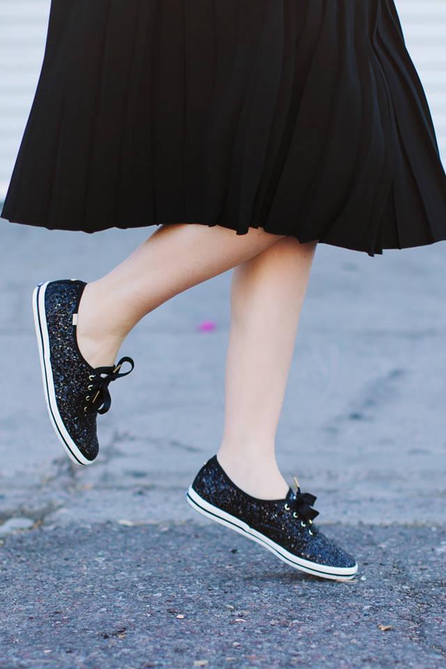 รูปภาพ:http://adashofdarling.wpengine.com/wp-content/uploads/2015/03/Keds-Black-Glitter-1-1.jpg