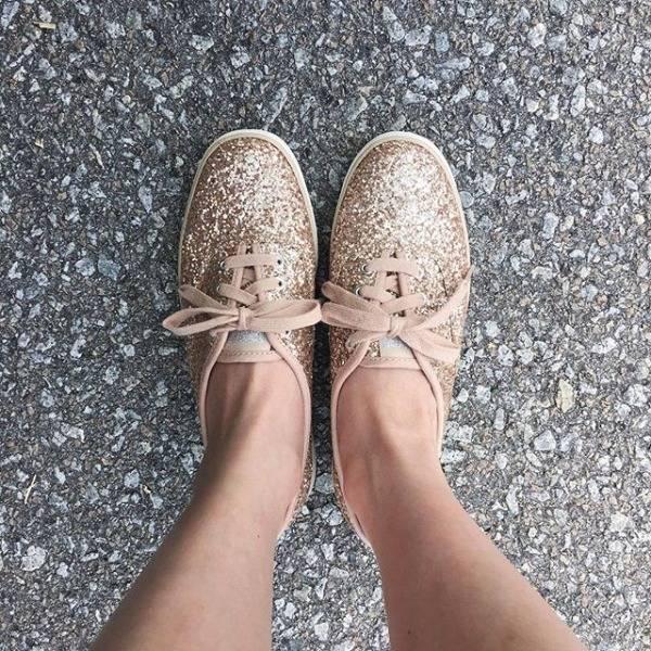 รูปภาพ:http://www.thankfifi.com/wp-content/uploads/2015/06/Thankfifi-Kate-Spade-glitter-Keds-giveaway-36.jpg