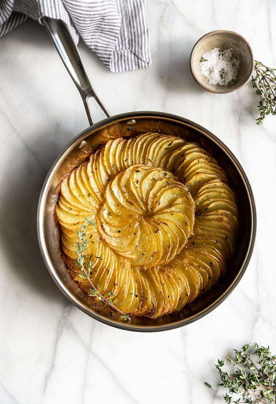 รูปภาพ:https://asassyspoon.com/wp-content/uploads/cripsy-sliced-roasted-potatoes-garlic-butter-thyme-3.jpg