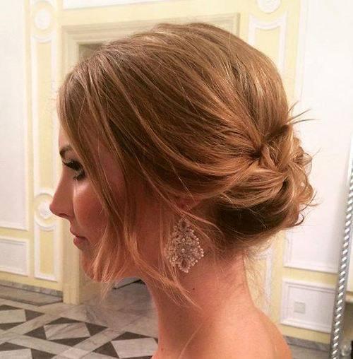 รูปภาพ:http://www.foliver.com/wp-content/uploads/2016/04/6-loose-low-updo-for-short-hair.jpg