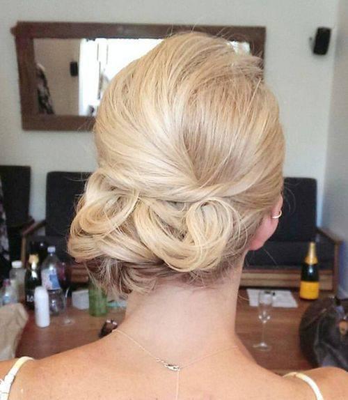 รูปภาพ:http://www.foliver.com/wp-content/uploads/2016/04/11-low-blonde-updo-for-shorter-hair.jpg