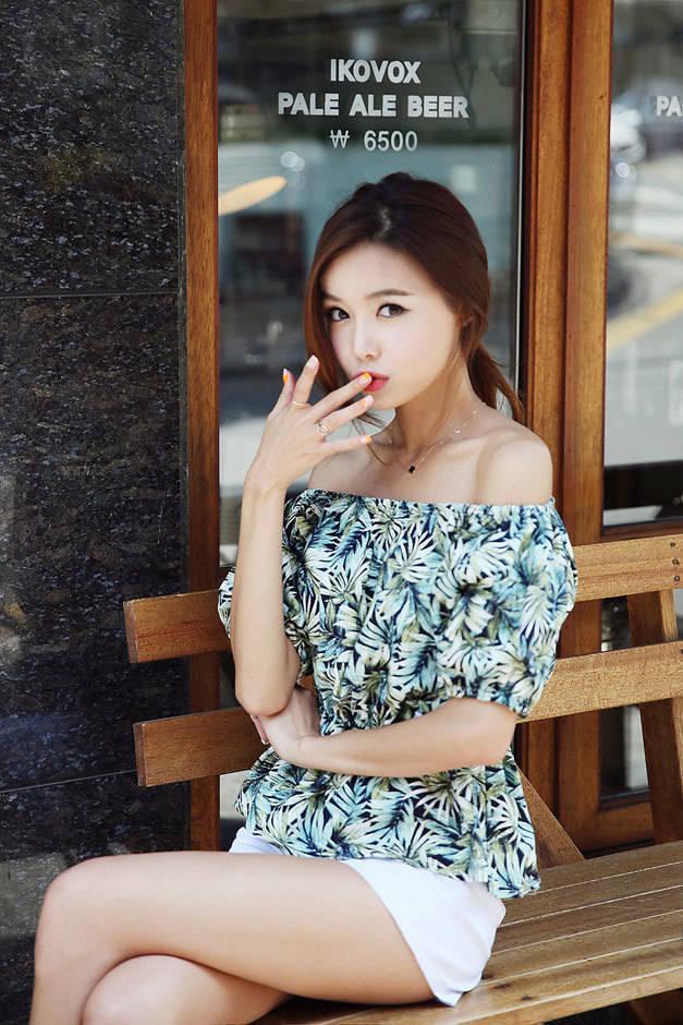 รูปภาพ:http://www.koreanfashionstore.com/korean-fashion/20150106/blouse-korea/Palm-Off-Shoulder-Blouse-03.jpg
