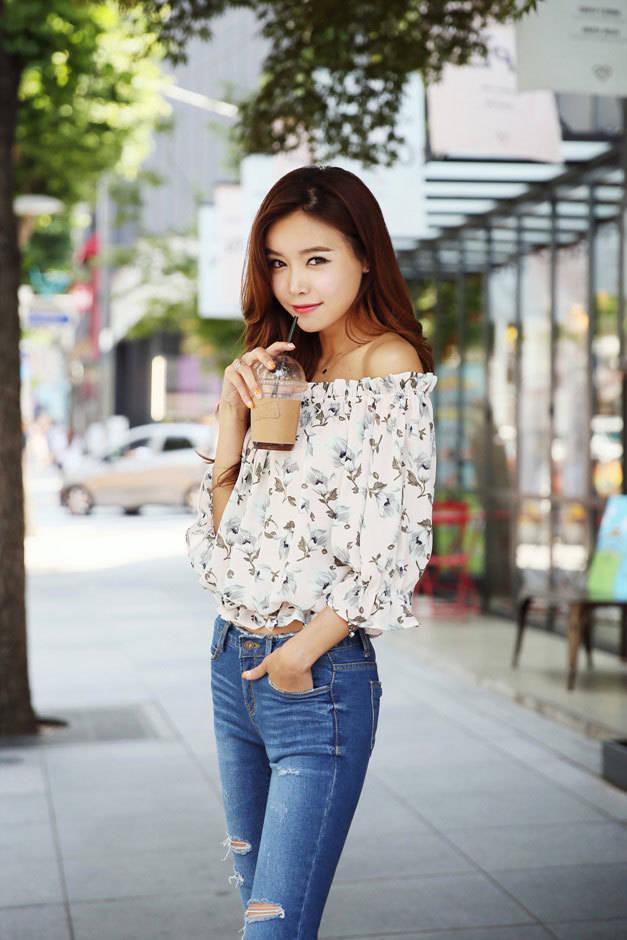 รูปภาพ:http://www.koreanfashionstore.com/korean-fashion/20150106/blouse-korea/Flower-Off-Shoulder-Blouse-07.jpg