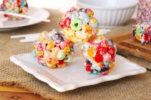 รูปภาพ:http://www.couponclippingcook.com/wp-content/uploads/2012/06/21-Captain-Crunch-and-Froot-Loops-Treat.jpg