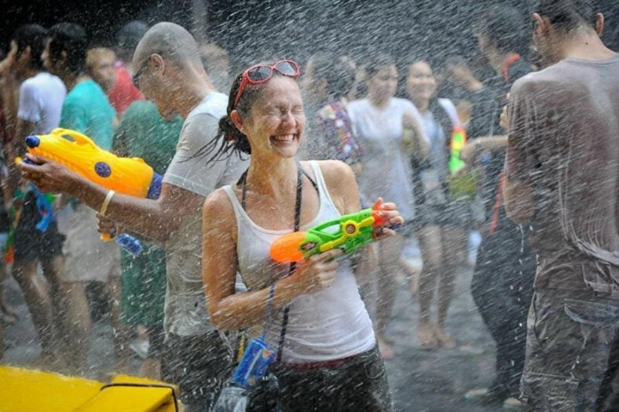 รูปภาพ:https://www.thailand-rundreisen.com/wp-content/uploads/2022/03/Songkran-Khao-SanThailand-2022.jpeg