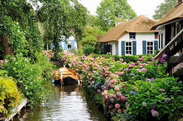 รูปภาพ:http://static.boredpanda.com/blog/wp-content/uploads/2016/05/water-village-no-roads-canals-giethoorn-netherlands-9.jpg