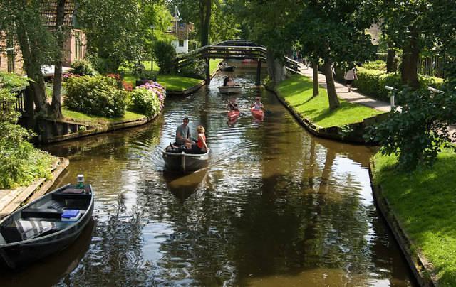 รูปภาพ:http://static.boredpanda.com/blog/wp-content/uploads/2016/05/water-village-no-roads-canals-giethoorn-netherlands-6.jpg