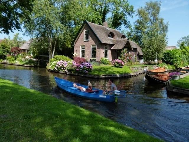 รูปภาพ:http://2.bp.blogspot.com/-35yR9TCxmrw/UC2b9vk_SVI/AAAAAAAAAg8/Q-vW8j3eslE/s1600/giethoorn-62.jpg