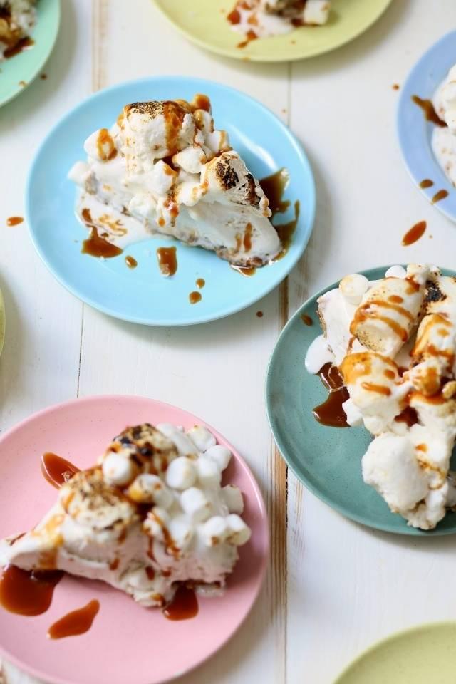 รูปภาพ:http://joythebaker.com/wp-content/uploads/2015/08/Toasted-Marshmallow-Ice-Cream-cake-with-Salted-Caramel-9-e1439354119567.jpg