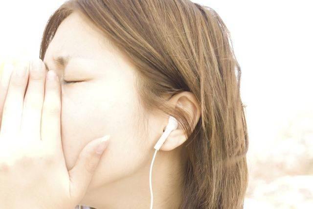 รูปภาพ:http://media.mnn.com/assets/images/2015/09/Woman-crying-listening-to-music.jpg.838x0_q80.jpg