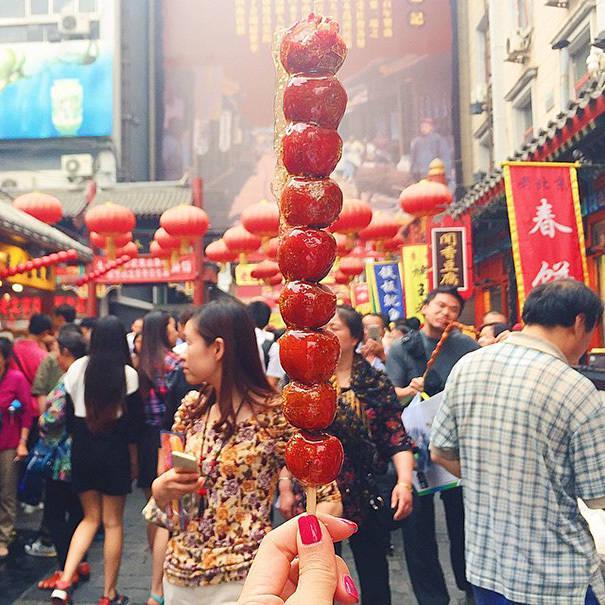 รูปภาพ:http://static.boredpanda.com/blog/wp-content/uploads/2016/04/food-around-the-world-sweets-travel-girl-eat-world-40-5723029a1a02e__605.jpg