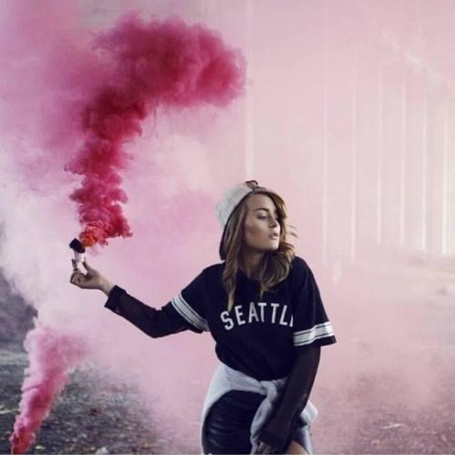 ภาพประกอบบทความ มาถ่ายรูปให้ชิค!....แล้วชวนให้คลิก กับ 'Color Smoke Bomb' กันเถอะ! 