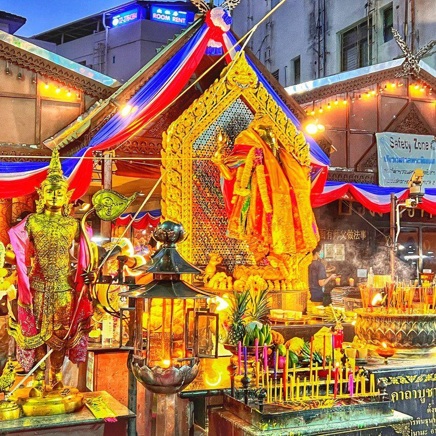 รูปภาพ:https://upload.wikimedia.org/wikipedia/commons/2/26/Ganesh_Shrine_at_Huai_Khwang%2C_Bangkok_ศาลพระพิฆเนศ_สี่แยกห้วยขวาง_%28April2021%29_02.jpg