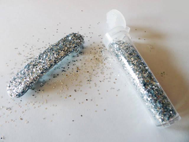 รูปภาพ:http://3.bp.blogspot.com/-TvsYZkLrSgQ/UK1UT6F5vOI/AAAAAAAAD6s/aloctRZ3CJs/s640/diy_sparkle_glitter_barrettes_4.jpg