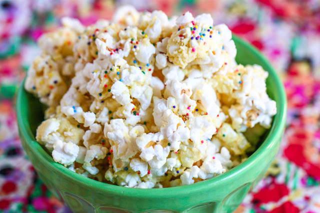 รูปภาพ:http://tastykitchen.com/wp-content/uploads/2012/03/TK-Blog-Birthday-Cake-Batter-Popcorn-01.jpg