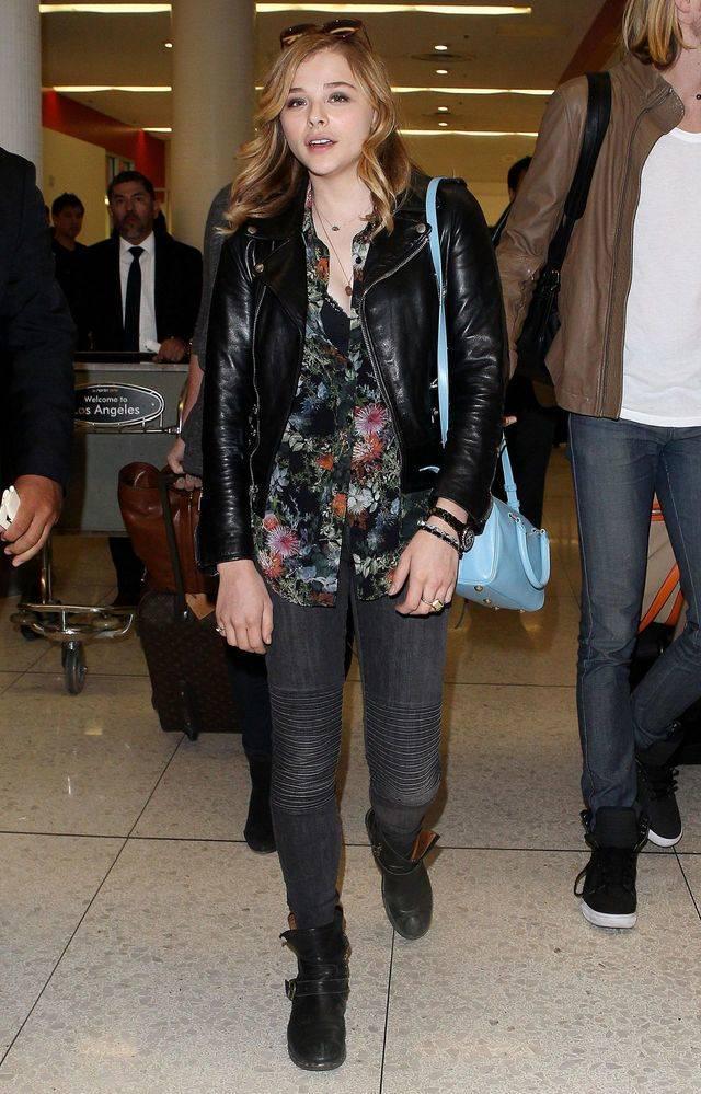 รูปภาพ:http://celebmafia.com/wp-content/uploads/2013/10/chloe-moretz-street-style-at-lax-airport_7.jpg