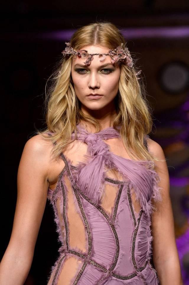 รูปภาพ:http://www.gotceleb.com/wp-content/uploads/photos/karlie-kloss/versace-fashion-show-2015-in-paris/Karlie-Kloss:-Versace-Fashion-Show-2015--11-662x995.jpg