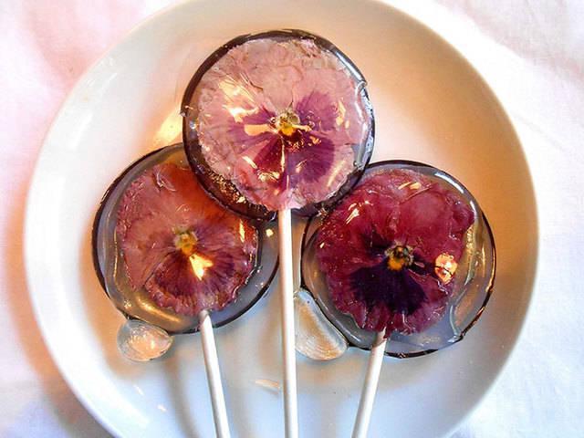 รูปภาพ:http://static.boredpanda.com/blog/wp-content/uploads/2016/03/flower-lollipops-food-art-sugar-bakers-janet-best-26.jpg