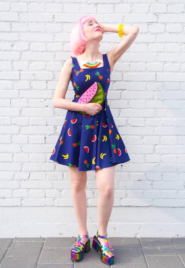 รูปภาพ:http://glamradar.com/wp-content/uploads/2016/02/1.-fruit-salad-dress-with-watermelon-clutch.jpg