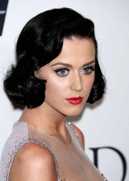 รูปภาพ:http://2.bp.blogspot.com/-v6Tbz5QjX1w/TumomN-YhwI/AAAAAAAAAk0/tKfBGHAsNIc/s1600/katy-perry-curly-hair-2.jpg