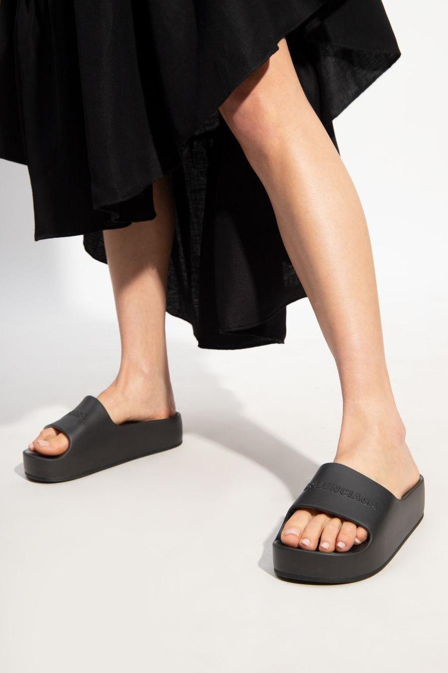 รูปภาพ:https://cdna.lystit.com/photos/vitkac/41988c95/balenciaga-BLACK-chunky-Rubber-Slide-Sandals.jpeg