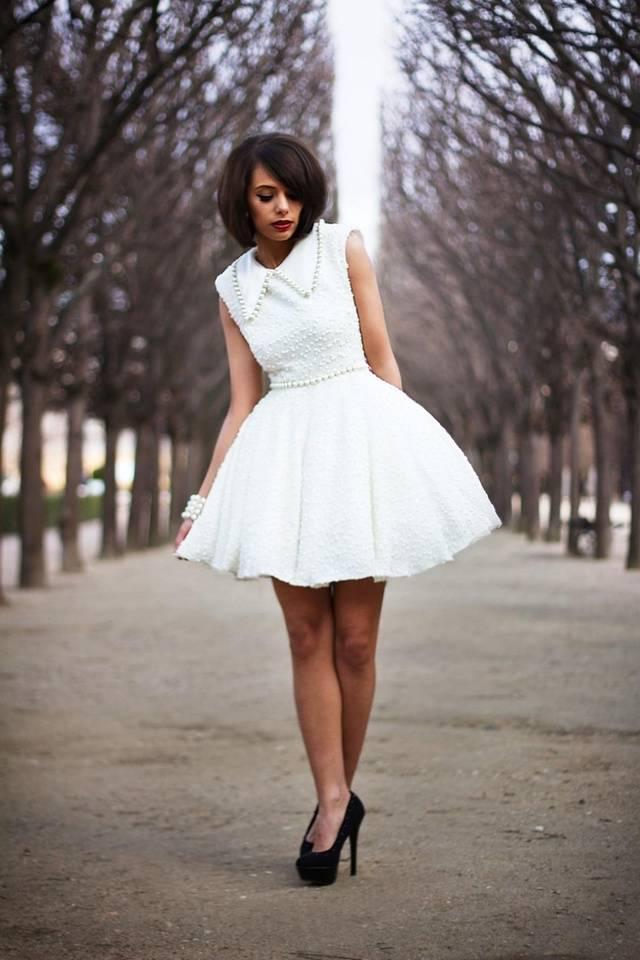 รูปภาพ:http://glamradar.com/wp-content/uploads/2015/10/5.-white-pearl-dress-with-black-heels.jpg
